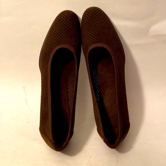 STUART WEITZMAN Brown Suede Perforated Eyelet Cut Out Pumps Kitten Heels 9-9.5 - Picture 5 of 6